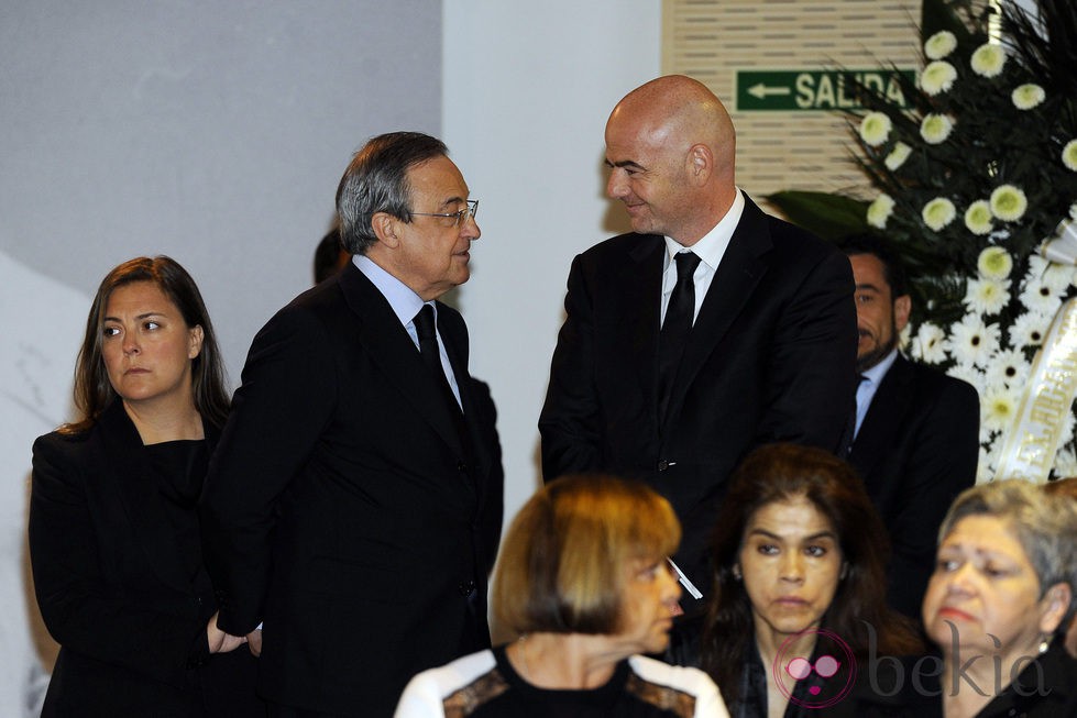 Florentino Pérez en la capilla ardiente de Alfredo Di Stéfano en el palco de honor del Santiago Bernabéu