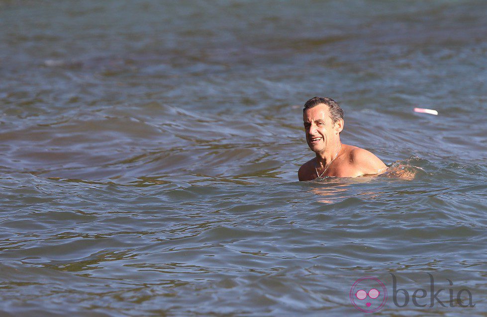 Nicolas Sarkozy dándose un chapuzón en la Costa Azul