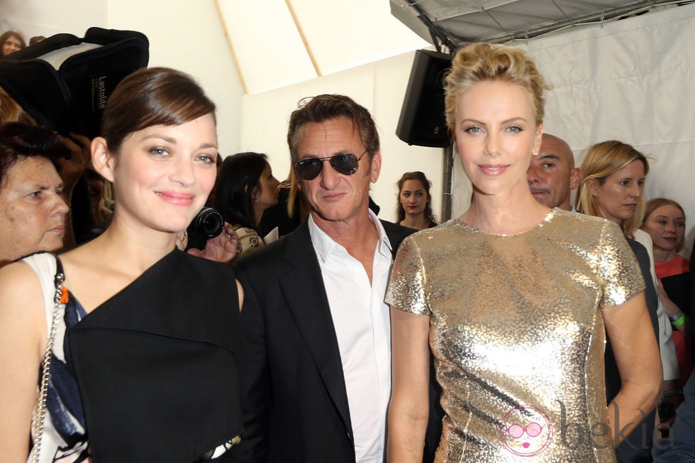 Marion Cotilllard, Sean Penn y Charlize Theron en el desfile de Dior de la Semana de la Alta Costura de París otoño/invierno 2014