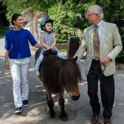 Estela de Suecia montando en pony junto a la Princesa Victoria y el Rey Carlos Gustavo