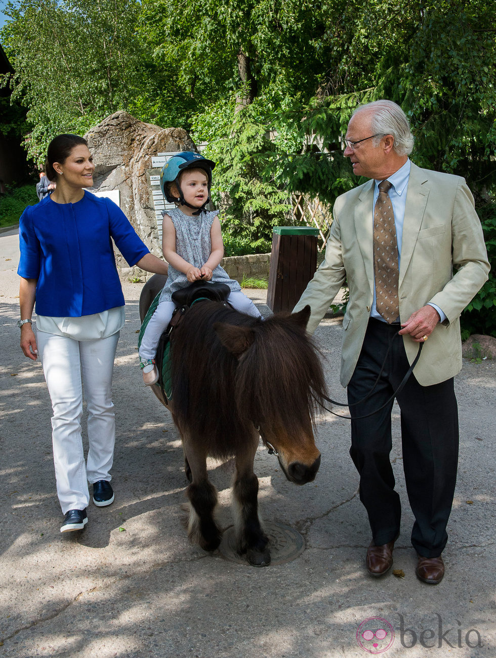Estela de Suecia montando en pony junto a la Princesa Victoria y el Rey Carlos Gustavo