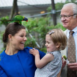 Estela de Suecia con la Princesa Victoria y el Rey Carlos Gustavo en un zoo en Estocolmo
