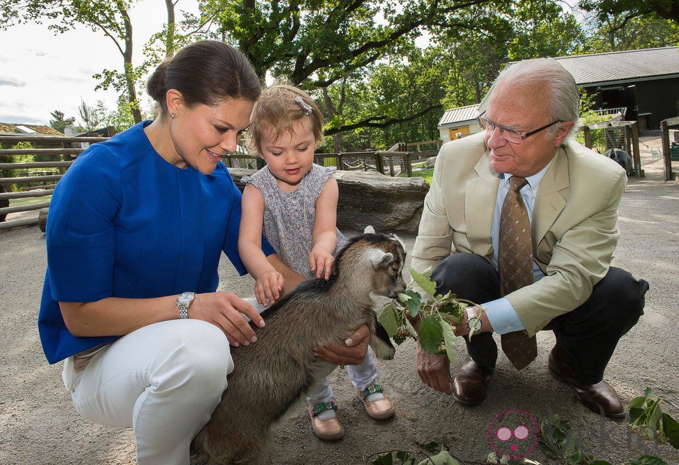 Estela de Suecia con la Princesa Victoria y el Rey Carlos Gustavo visitando un zoo en Estocolmo
