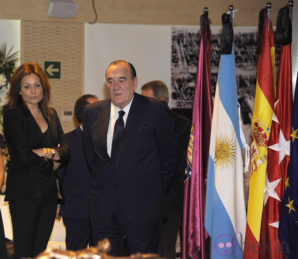 Fernando Fernández Tapias y Nuria González en la capilla ardiente de Alfredo Di Stéfano en el palco de honor del Santiago Bernabéu