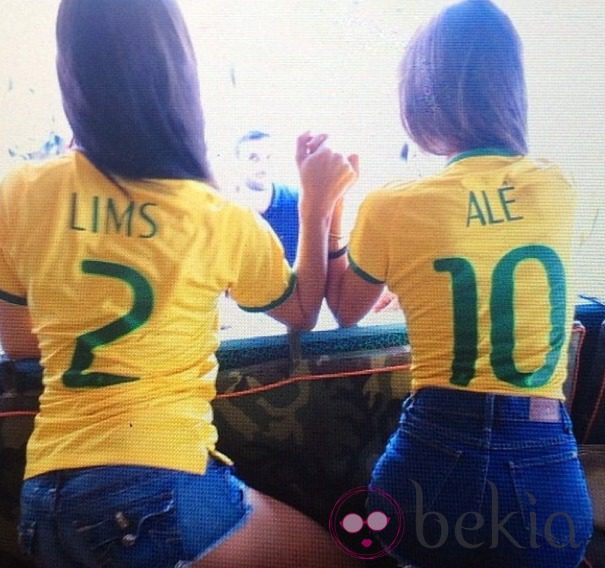 Alessandra Ambrosio y Adriana Lima apoyando a Brasil