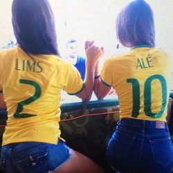 Alessandra Ambrosio y Adriana Lima apoyando a Brasil