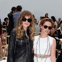 Dakota Johnson y Kristen Stewart en el desfile de Chanel de la Semana de la Alta Costura de París otoño/invierno 2014