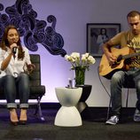 Chenoa y su guitarrista Javier Arpa en un acto promocional