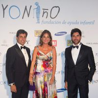 Fran Rivera, Lourdes Montes y Cayetano Rivera en un acto de la Fundación "Yo Niño"