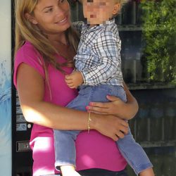 Carla Goyanes con su hijo Carlos en Ibiza