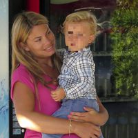 Carla Goyanes con su hijo Carlos en Ibiza