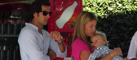 Carla Goyanes y Jorge Benguría con su hijo Carlos en Ibiza