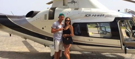 Irina Shayk y Cristiano Ronaldo antes de dar un paseo en helicóptero