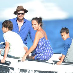Simon Baker junto a sus tres hijos en la costa de Saint Tropez