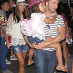 Paula Echevarría y David Bustamante con Daniella en brazos a su llegada a Ibiza