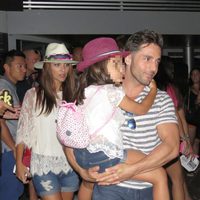 Paula Echevarría y David Bustamante con Daniella en brazos a su llegada a Ibiza