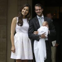 Los Príncipes Félix y Claire de Luxemburgo con la Princesa Amalia el día de su bautizo