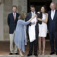 Los Príncipes Félix y Claire de Luxemburgo con la Princesa Amalia y sus padres el día de su bautizo