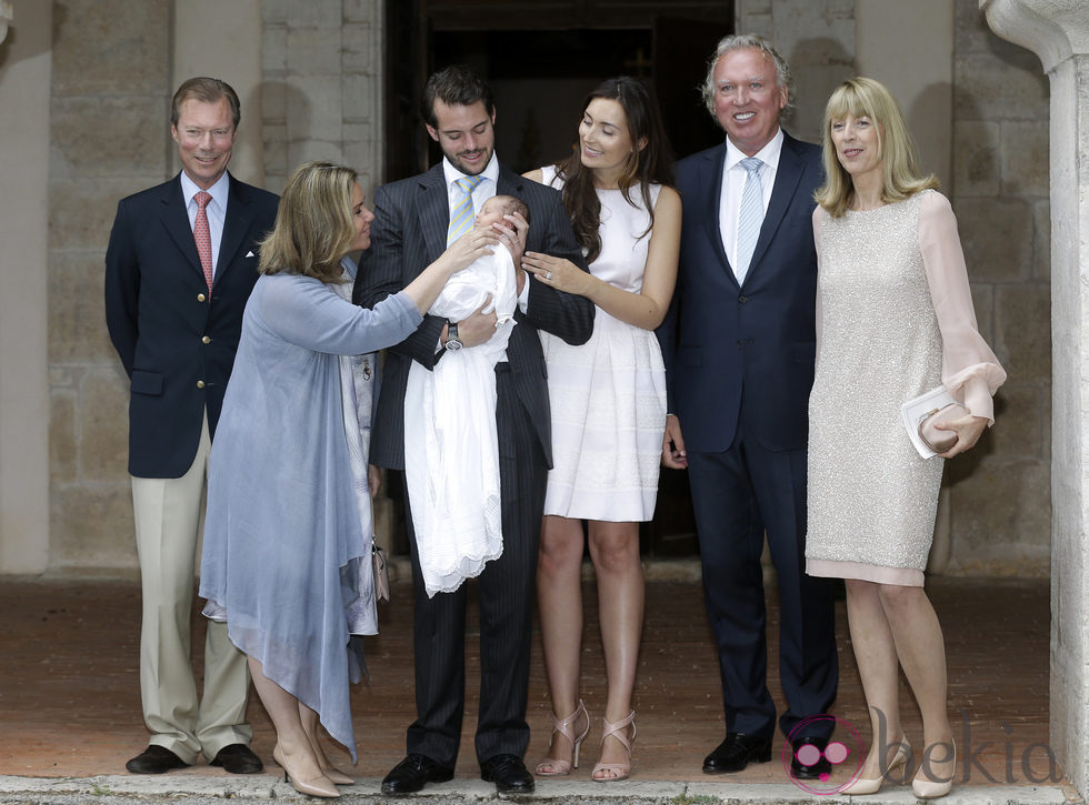 Los Príncipes Félix y Claire de Luxemburgo con la Princesa Amalia y sus padres el día de su bautizo