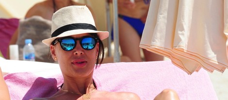 Vania Millán tomando el sol en las playas de Ibiza
