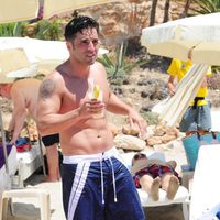 David Bustamante tomando un refresco durante sus vacaciones de verano en Ibiza
