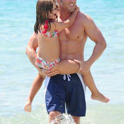 David Bustamante con su hija Daniella dándose un chapuzón en Ibiza