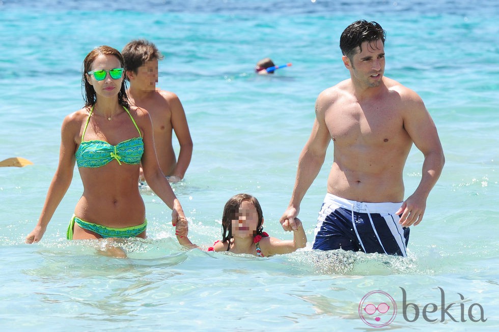 David Bustamante y Paula Echevarría con su hija Daniella dándose un chapuzón en Ibiza