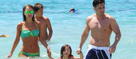 David Bustamante y Paula Echevarría con su hija Daniella dándose un chapuzón en Ibiza