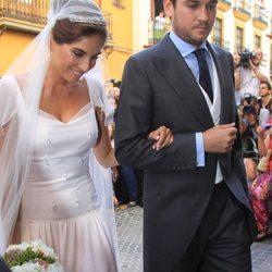 Lourdes Montes con su hermano Curro llegando a su boda religiosa con Fran Rivera