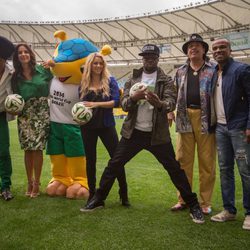 Carlinhos Brown, Ivete Sangalo, Shakira, Wyclef, Carlos Santana y Alexandre Pires en el Estadio de Maracaná presentando la clausura del Mundial 2014