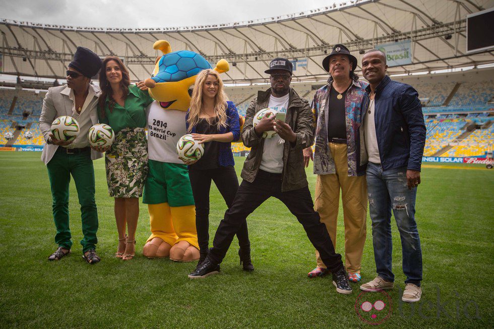 Carlinhos Brown, Ivete Sangalo, Shakira, Wyclef, Carlos Santana y Alexandre Pires en el Estadio de Maracaná presentando la clausura del Mundial 2014