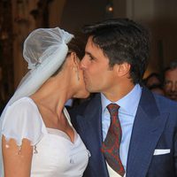 Fran Rivera y Lourdes Montes besándose tras su boda religiosa en Sevilla