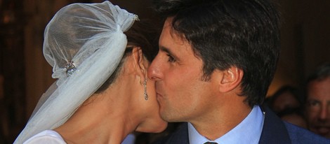 Fran Rivera y Lourdes Montes besándose tras su boda religiosa en Sevilla