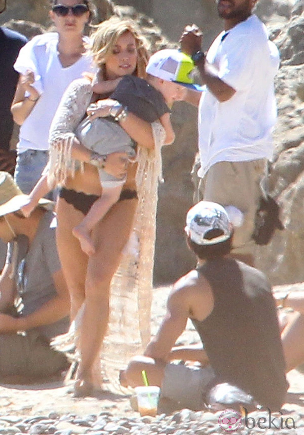 Hilary Duff y su hijo Luca en una playa de Malibú