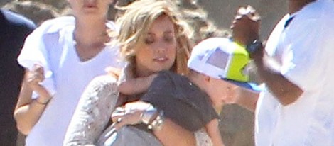 Hilary Duff y su hijo Luca en una playa de Malibú