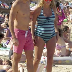 Carla Goyanes luce embarazo junto a su marido Jorge Benguría en Ibiza