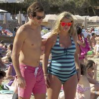 Carla Goyanes luce embarazo junto a su marido Jorge Benguría en Ibiza