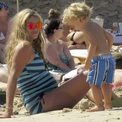 Carla Goyanes jugando con su hijo Carlos en la playa de Ibiza