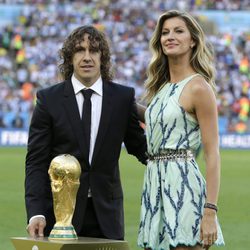 Carles Puyol y Gisele Bündchen entregando la Copa del Mundial de Brasil 2014