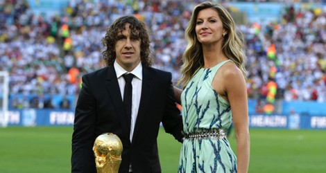 Carles Puyol y Gisele Bündchen entregando la Copa del Mundial de Brasil 2014