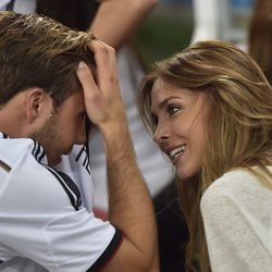 Mario Götze con su novia Ann-Kathrin Brommel celebrando la victoria de Alemania en el Mundial de Brasil 2014