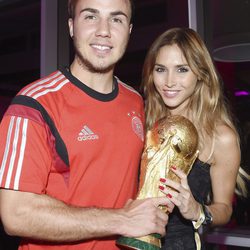 Mario Götze con su novia Ann-Kathrin Brommel junto a la Copa del Mundial de Brasil 2014