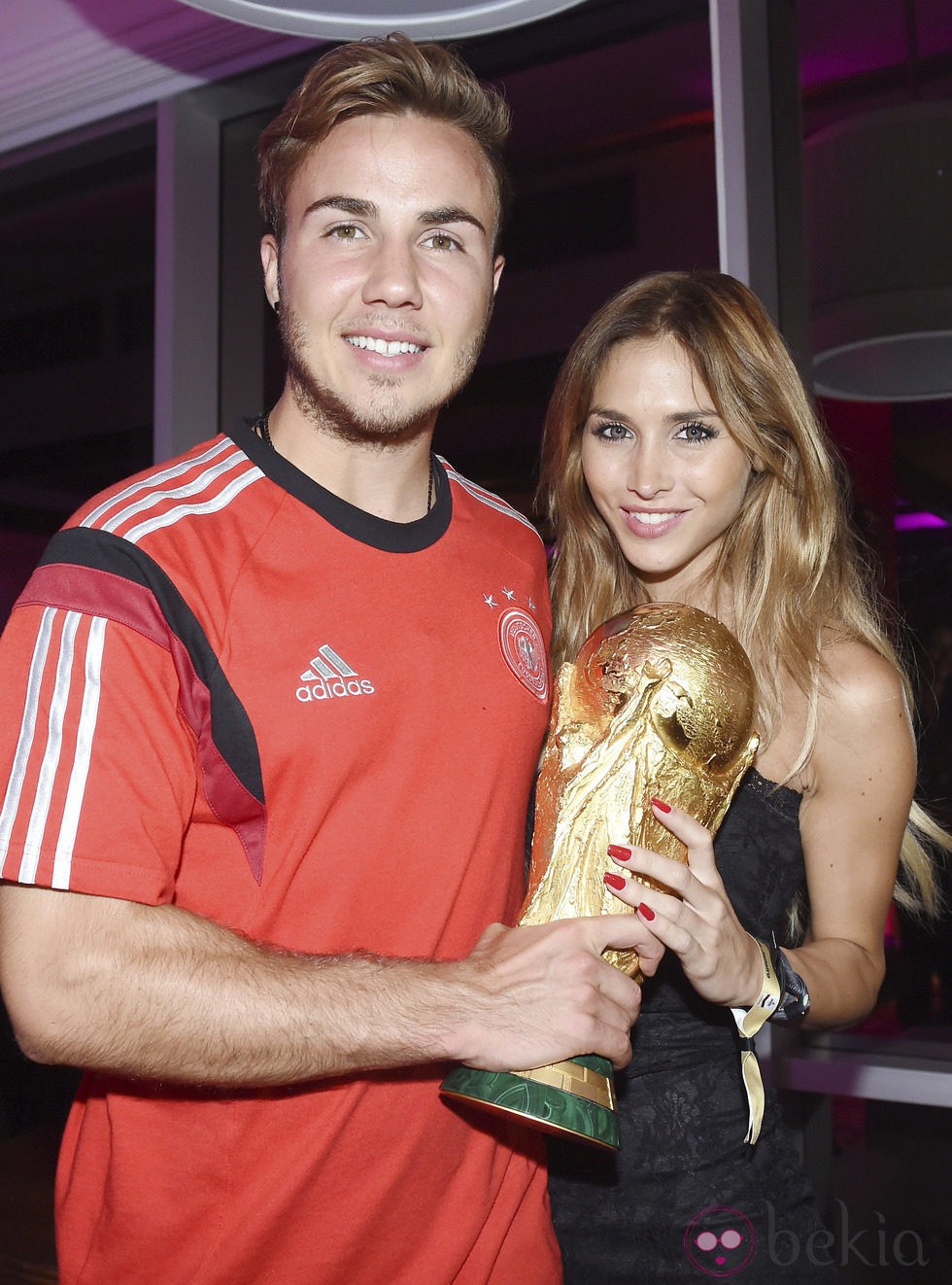 Mario Götze con su novia Ann-Kathrin Brommel junto a la Copa del Mundial de Brasil 2014
