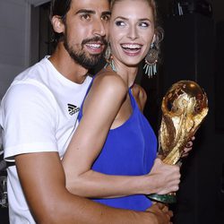 Sami Khedira con su novia Lena Gercke junto a la Copa del Mundial de Brasil 2014