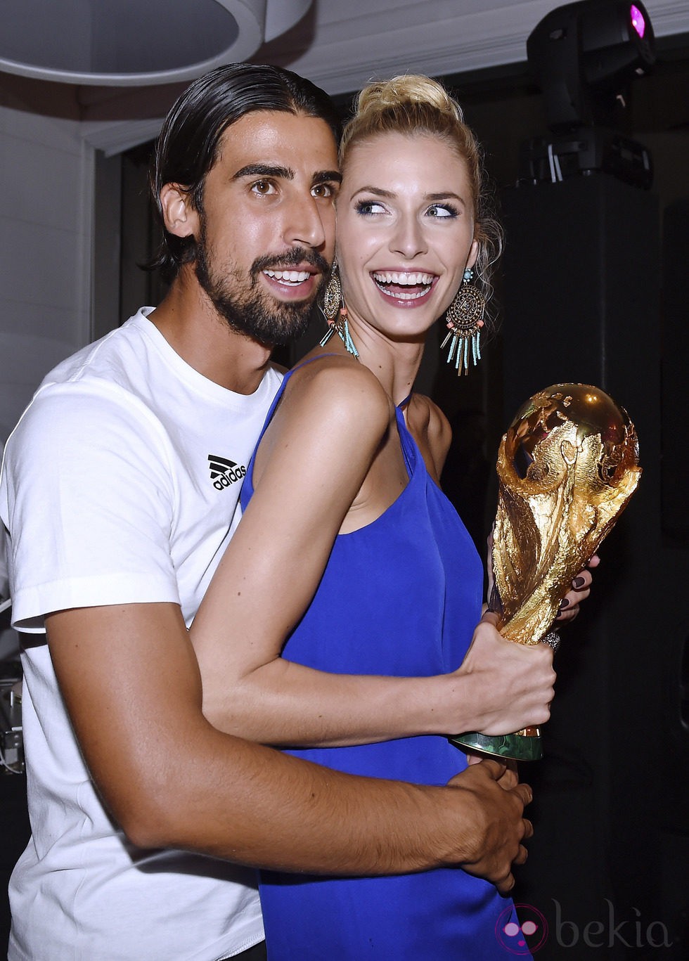 Sami Khedira con su novia Lena Gercke junto a la Copa del Mundial de Brasil 2014