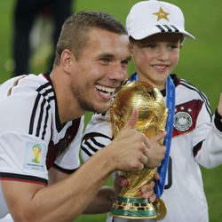 Lukas Podolski con su hijo Louis celebrando la victoria de Alemania en el Mundial de Brasil 2014