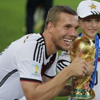 Lukas Podolski con su hijo Louis celebrando la victoria de Alemania en el Mundial de Brasil 2014