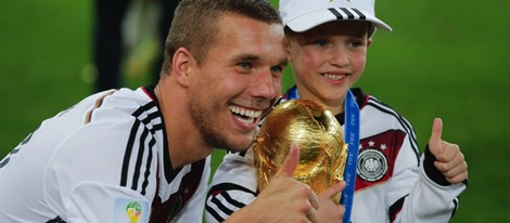 Lukas Podolski con su hijo Louis celebrando la victoria de Alemania en el Mundial de Brasil 2014