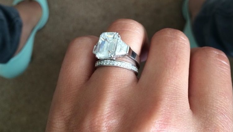 Cheryl Cole muestra sus anillos de compromiso y boda con Jean-Bernard Fernandez-Versini