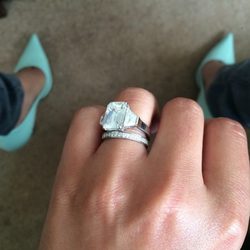 Cheryl Cole muestra sus anillos de compromiso y boda con Jean-Bernard Fernandez-Versini